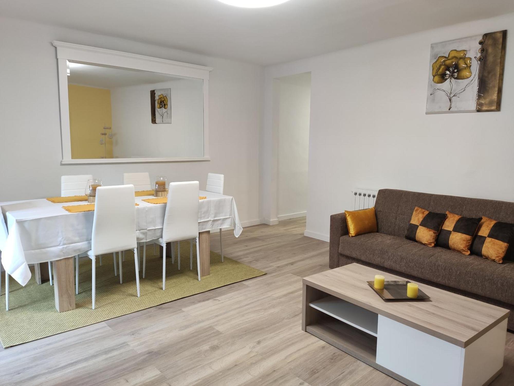Apartamento Confort II La Seu d'Urgell Bagian luar foto